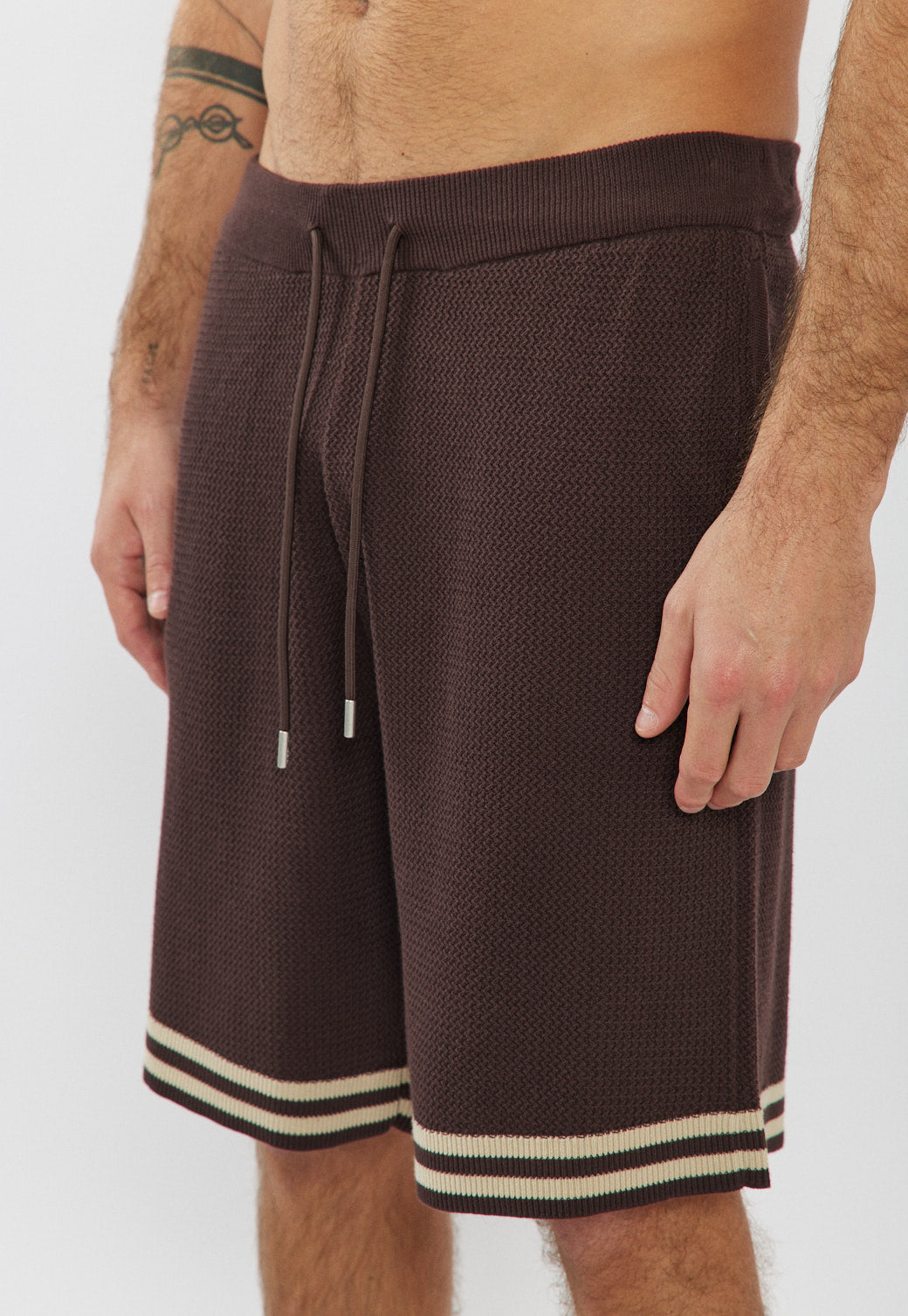 מכנסיים קצרים לגברים בצבע חום