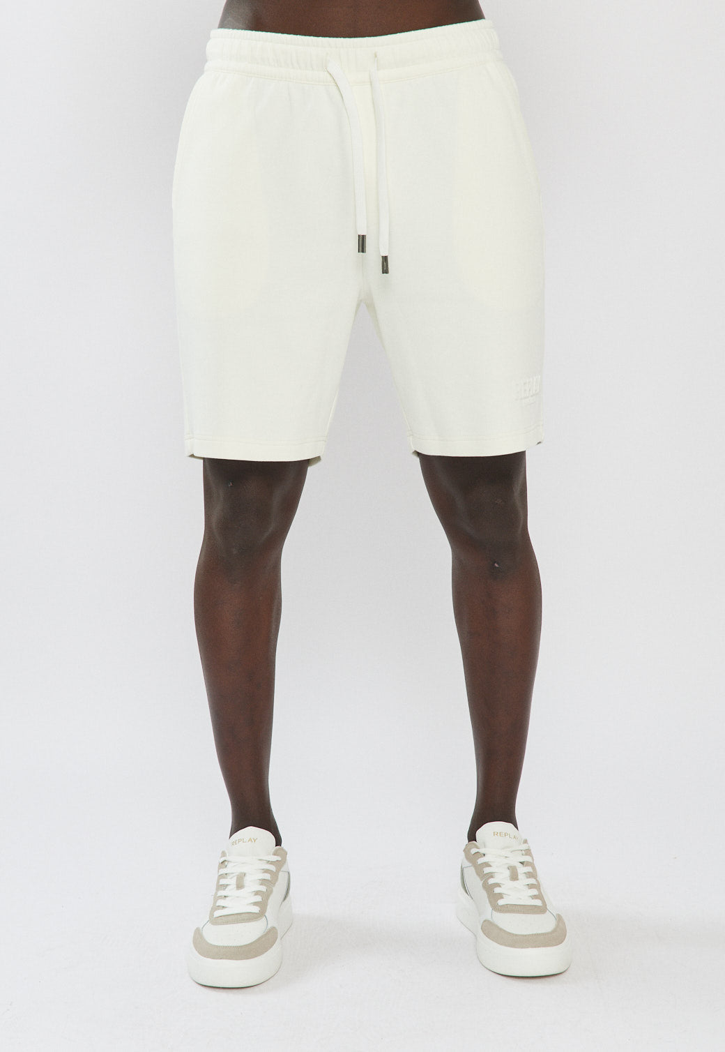 מכנסיים קצרים לגברים בצבע לבן