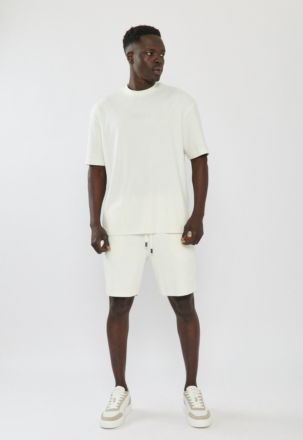 מכנסיים קצרים לגברים בצבע לבן