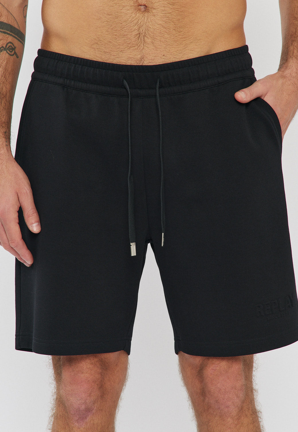 מכנסיים קצרים לגברים בצבע שחור