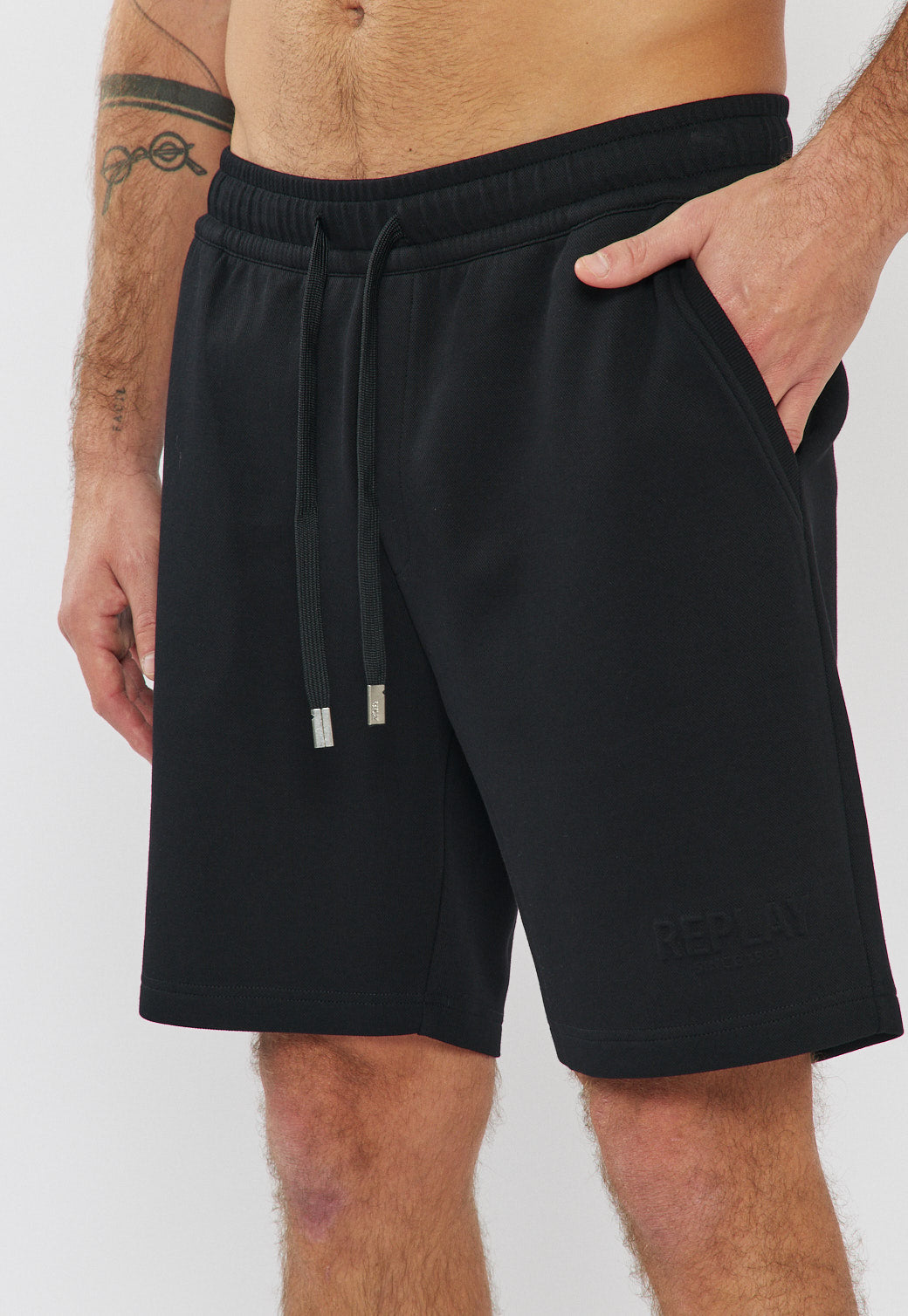 מכנסיים קצרים לגברים בצבע שחור