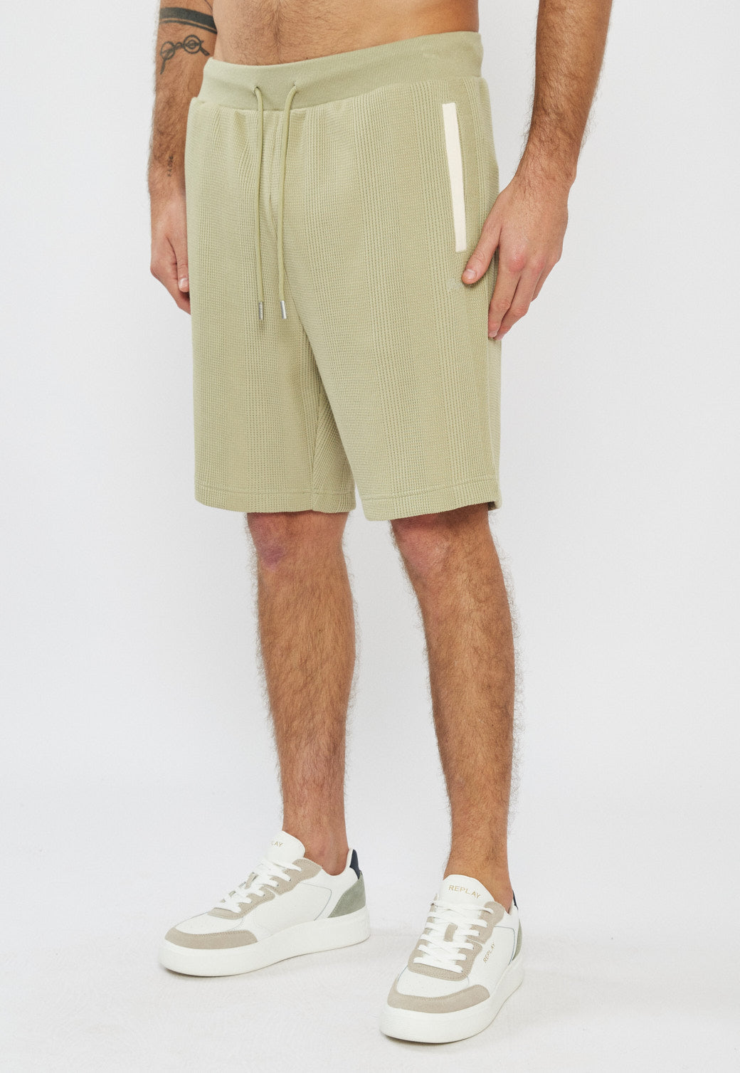 מכנסיים קצרים לגברים בצבע ירוק זית