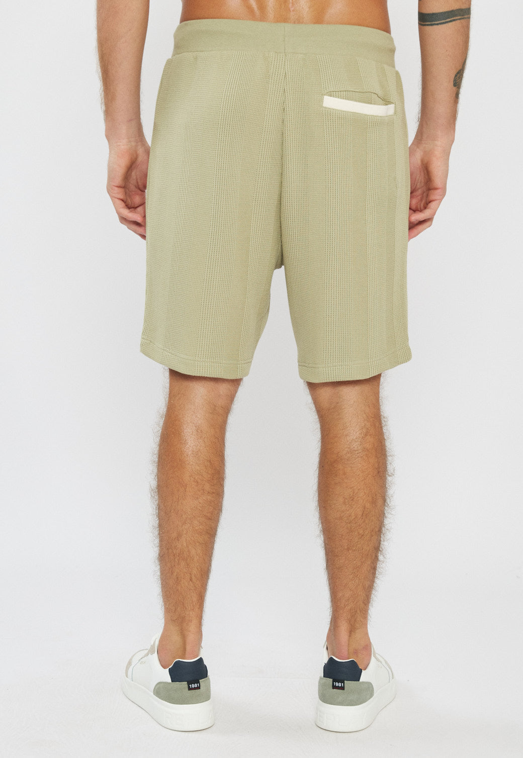 מכנסיים קצרים לגברים בצבע ירוק זית