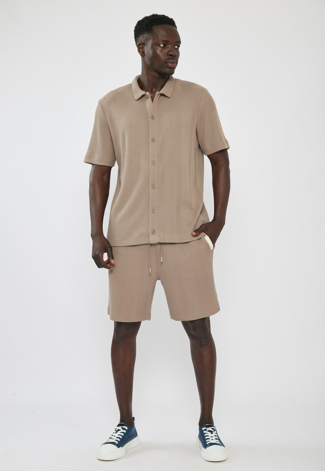 מכנסיים קצרים לגברים בצבע אפור