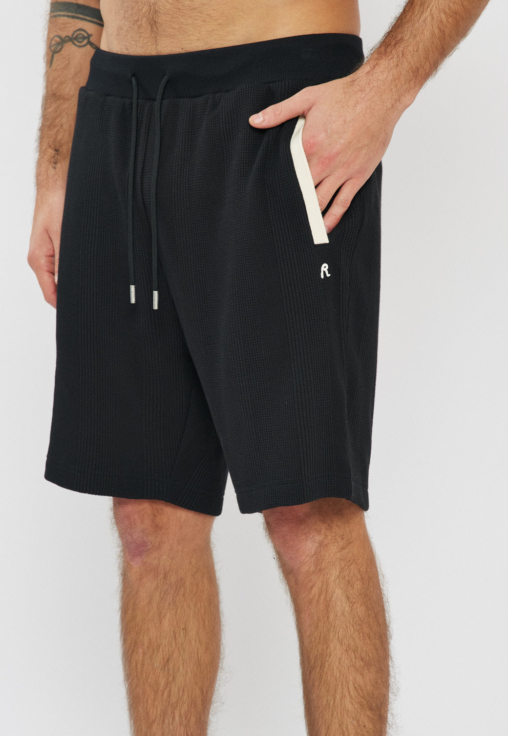 מכנסיים קצרים לגברים בצבע שחור פס צד