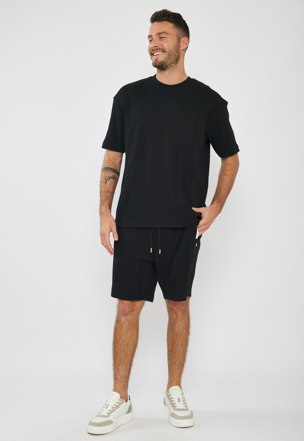 מכנסיים קצרים לגברים בצבע שחור פס צד