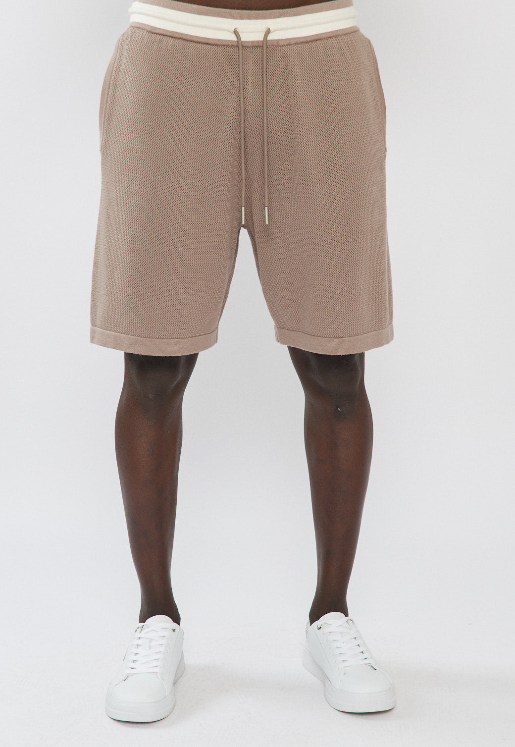 מכנסיים קצרים לגברים בצבע חום בהיר