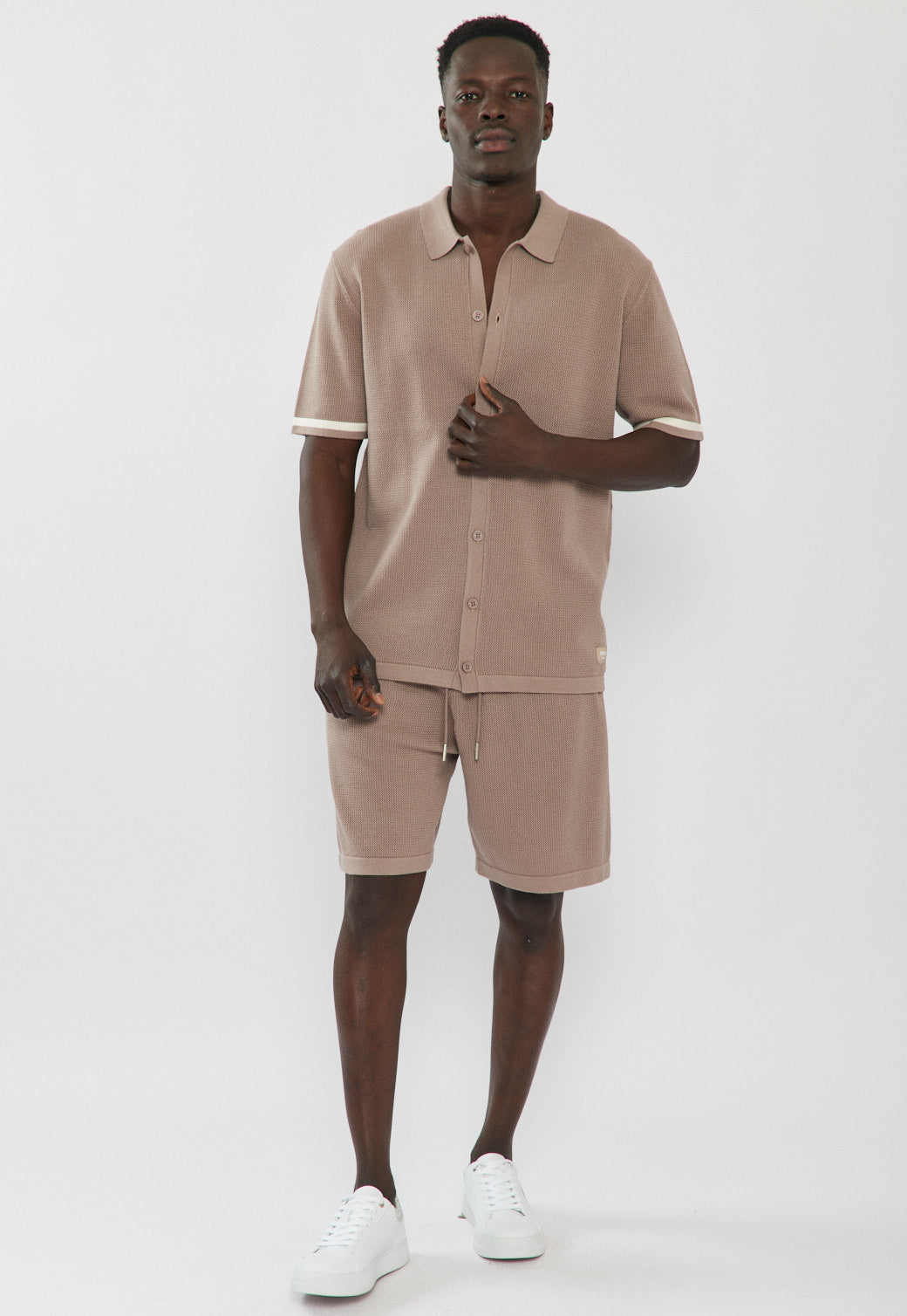 מכנסיים קצרים לגברים בצבע חום בהיר