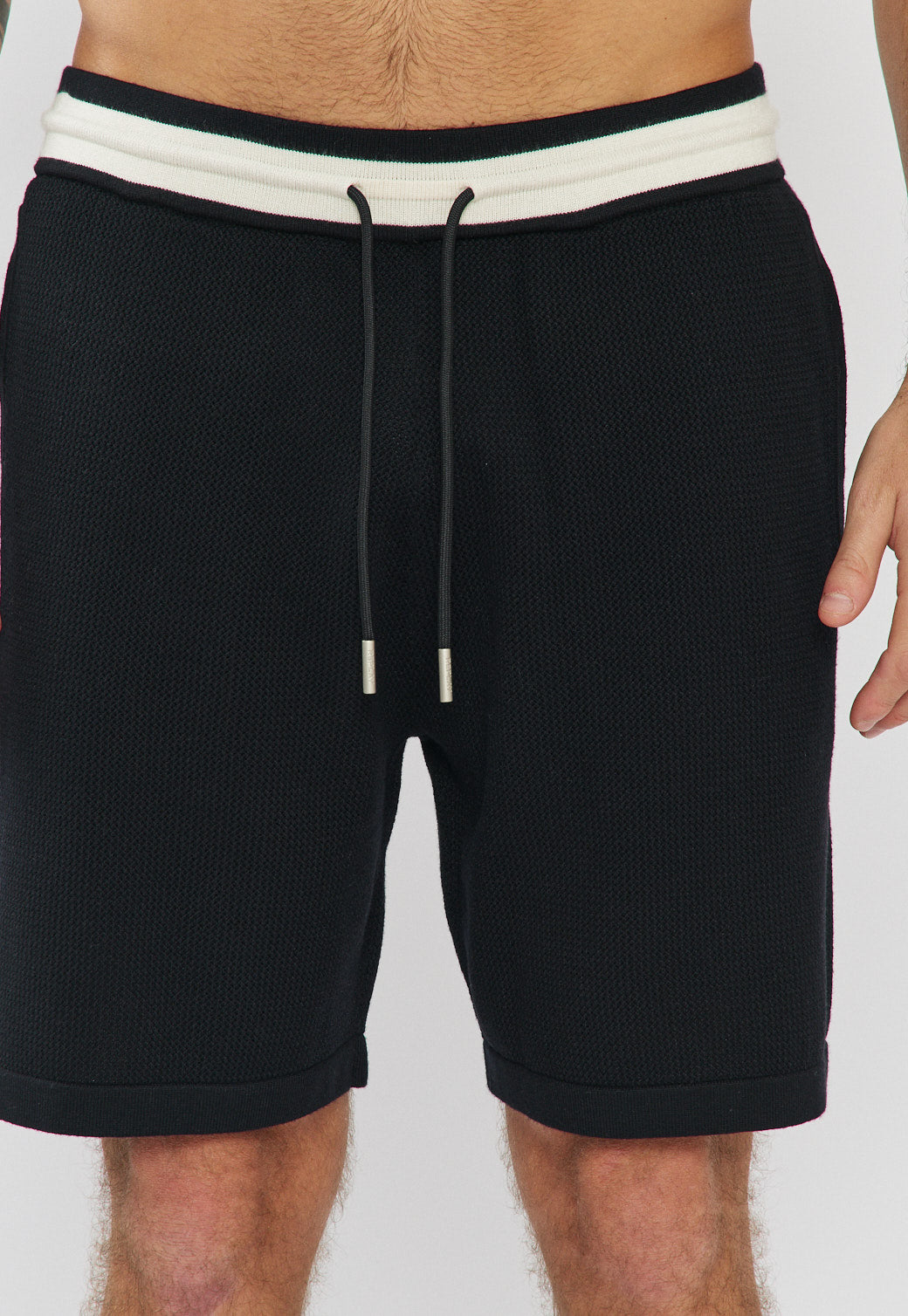 מכנסיים קצרים לגברים בצבע שחור