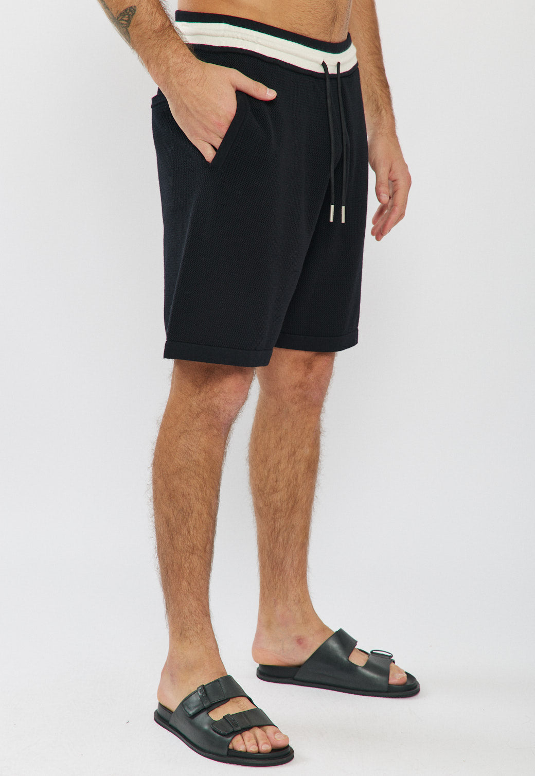 מכנסיים קצרים לגברים בצבע שחור