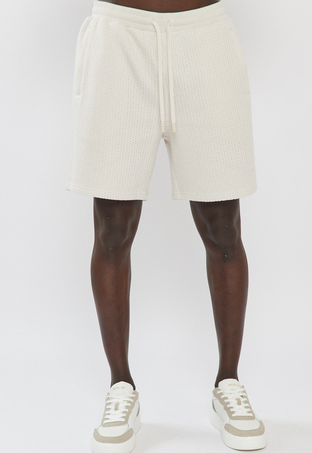 מכנסיים קצרים לגברים בצבע לבן