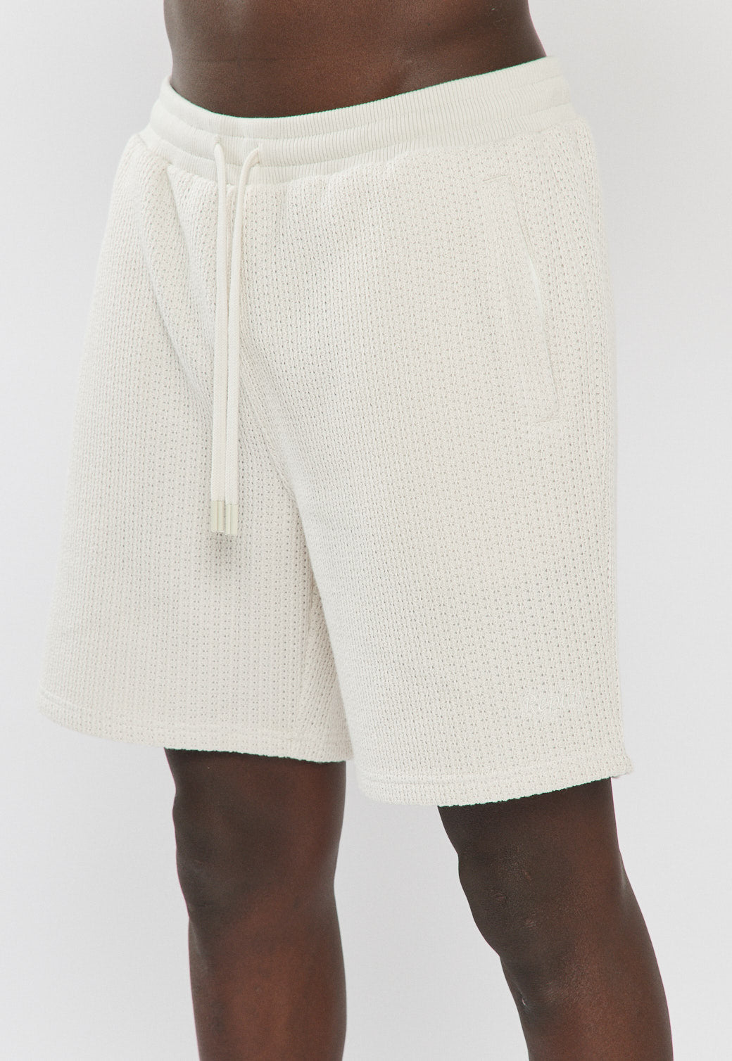 מכנסיים קצרים לגברים בצבע לבן