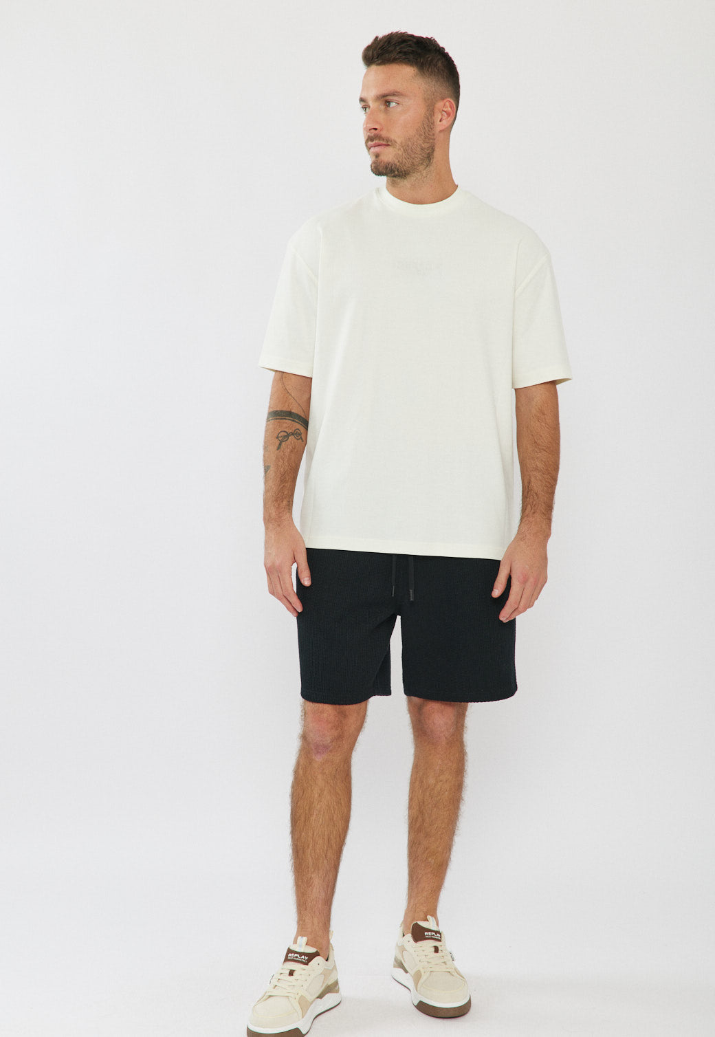 מכנסיים קצרים לגברים בצבע שחור