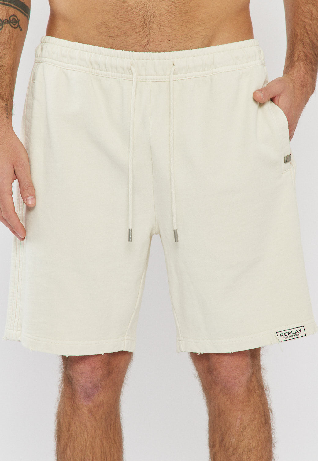 מכנסיים קצרים לגברים בצבע שמנת עם לוגו