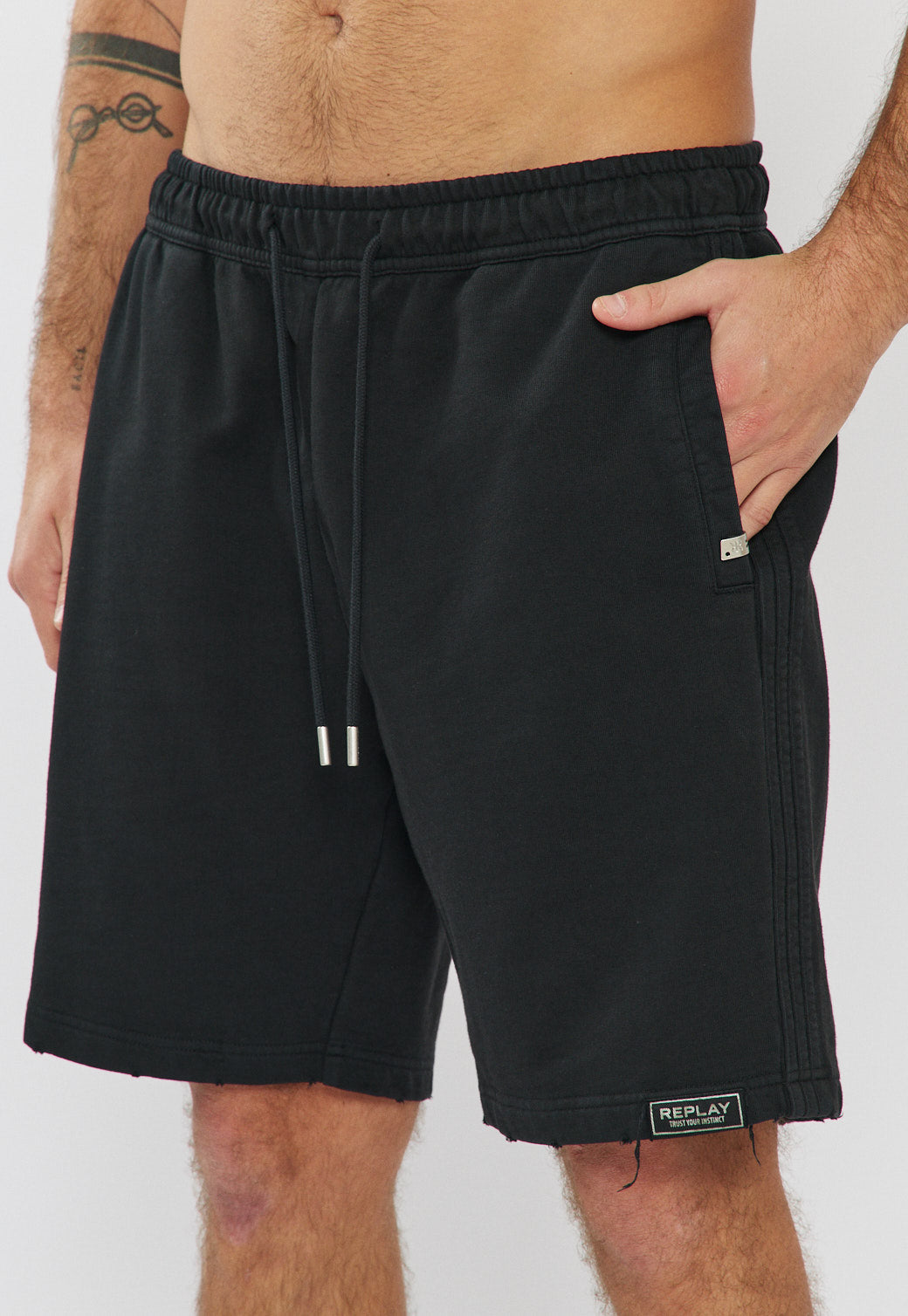 מכנסיים קצרים לגברים בצבע שחור עם לוגו