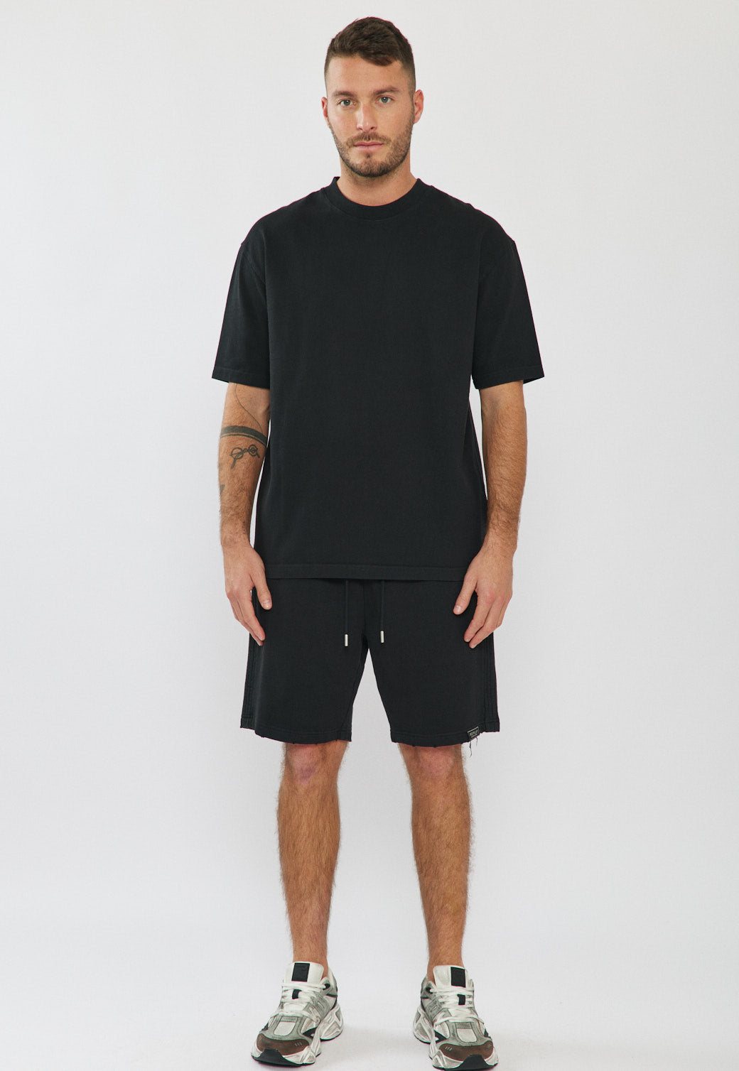 מכנסיים קצרים לגברים בצבע שחור עם לוגו