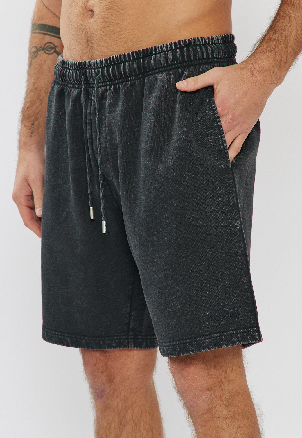 מכנסיים קצרים לגברים בצבע שחור עם שטיפת וינטג'