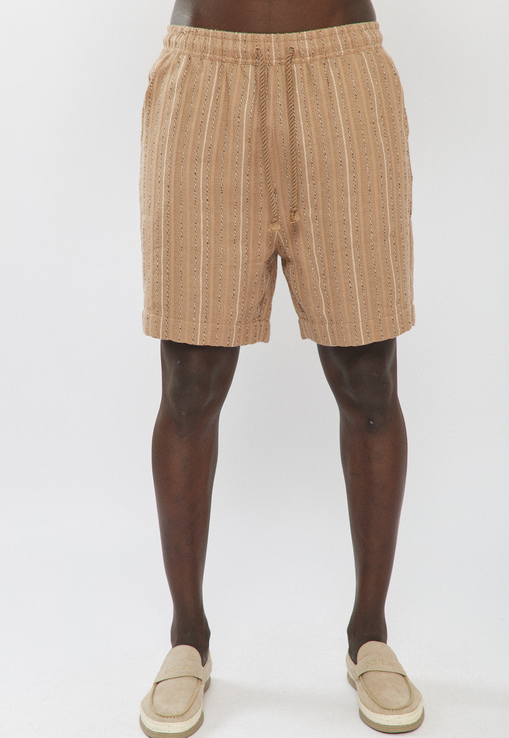 מכנסיים קצרים לגברים בצבע חום