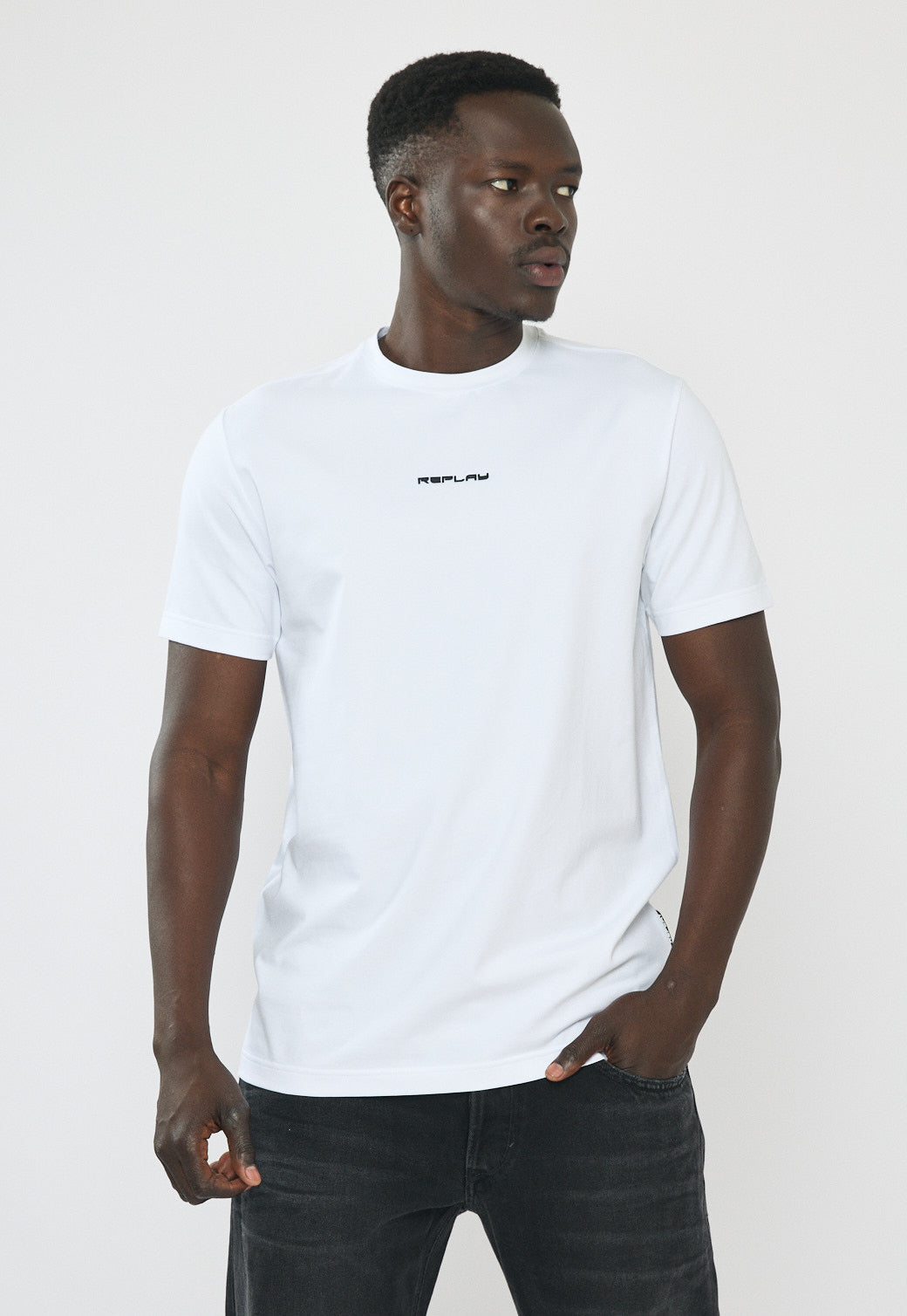 טי-שירט לגברים בצבע לבן עם לוגו