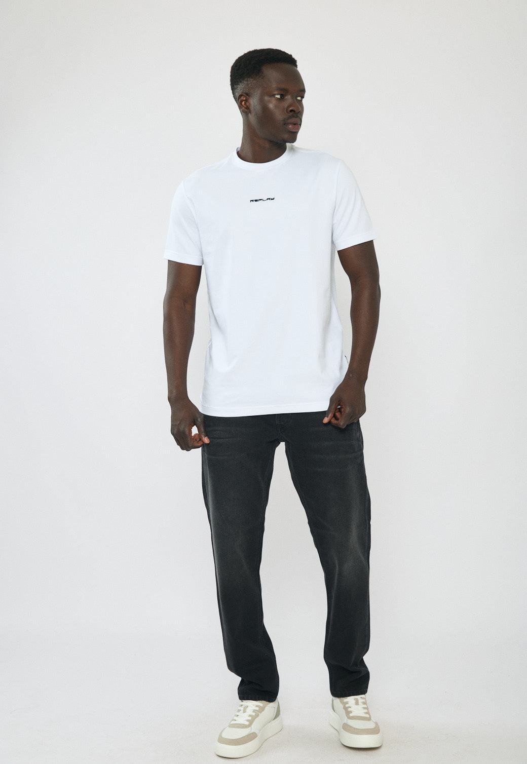 טי-שירט לגברים בצבע לבן עם לוגו