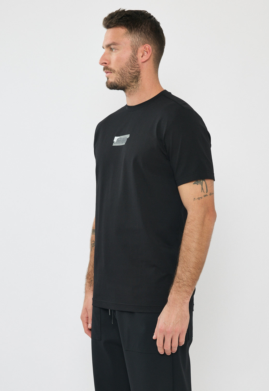 טי-שירט לגברים בצבע שחור עם לוגו