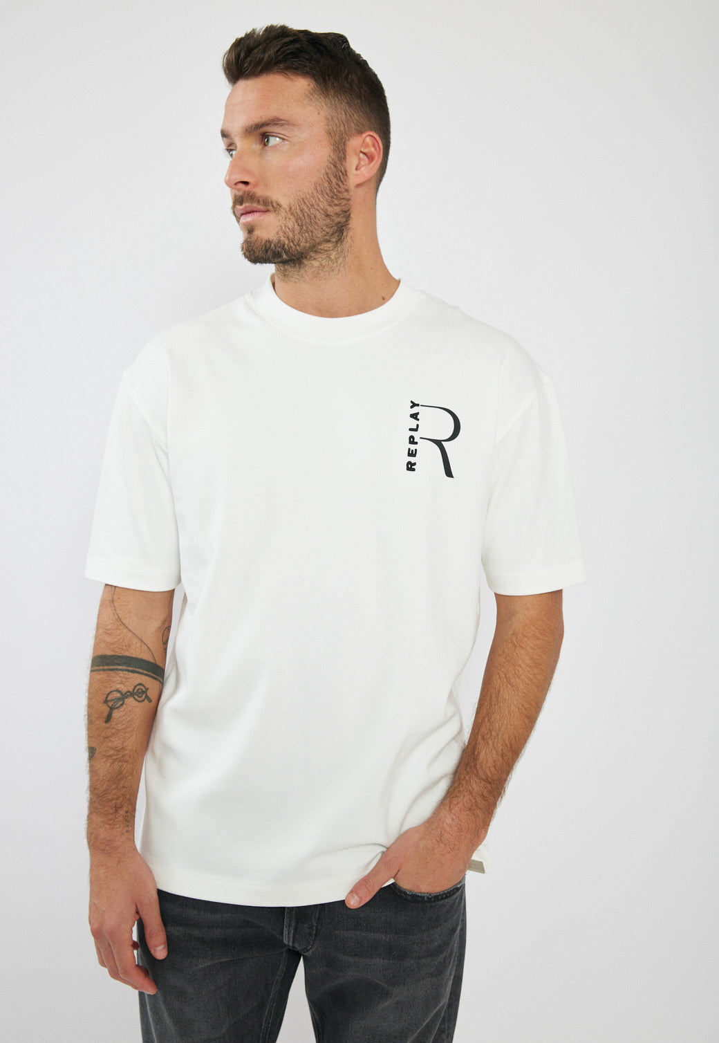 טי-שירט אוברסייז לגברים בצבע לבן לוגו בגב