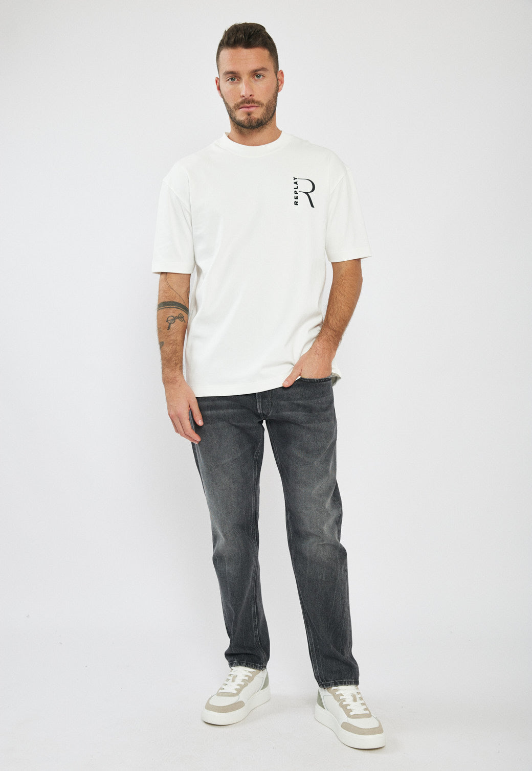 טי-שירט אוברסייז לגברים בצבע לבן לוגו בגב