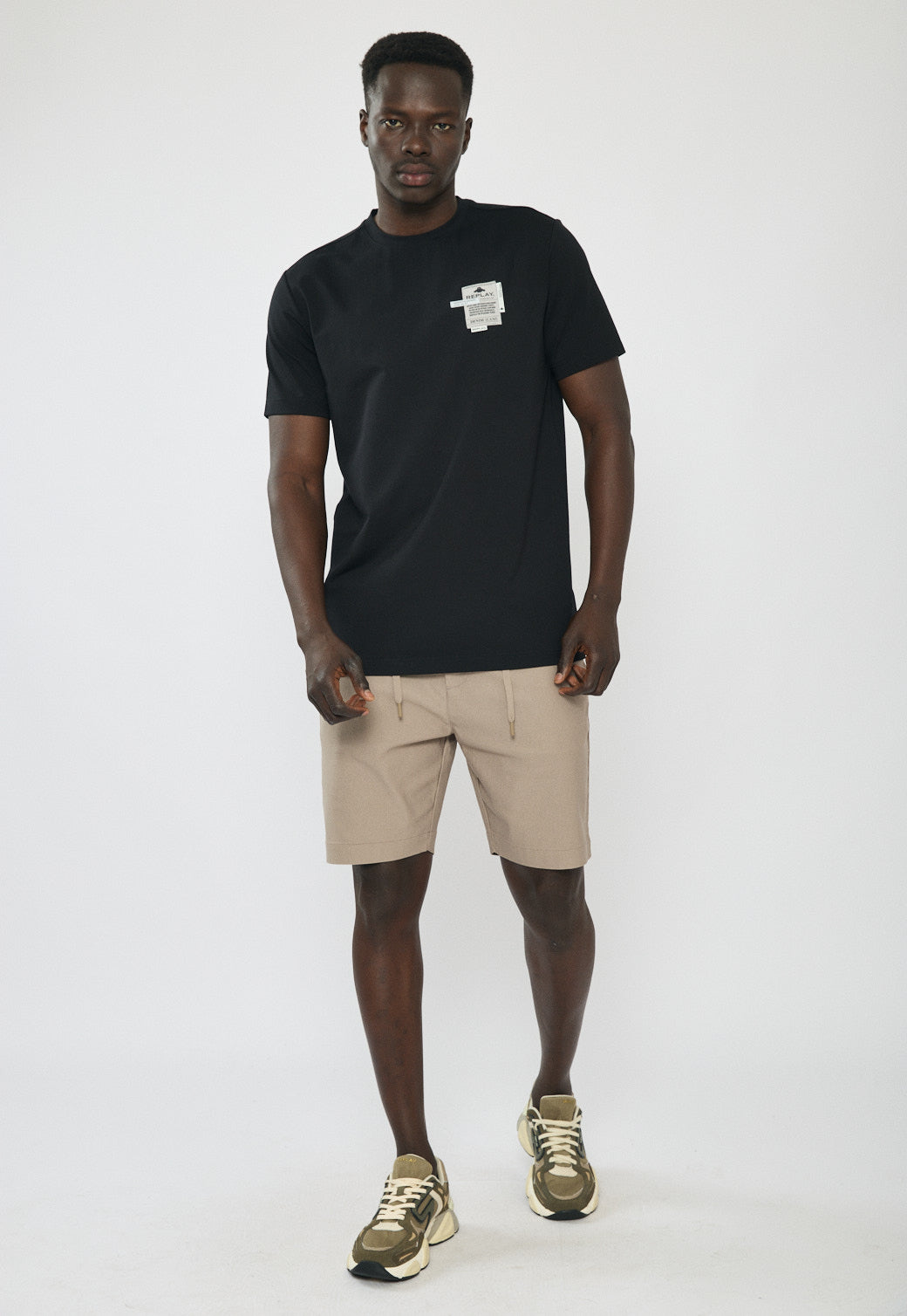 טי-שירט לגברים בצבע שחור עם הדפס