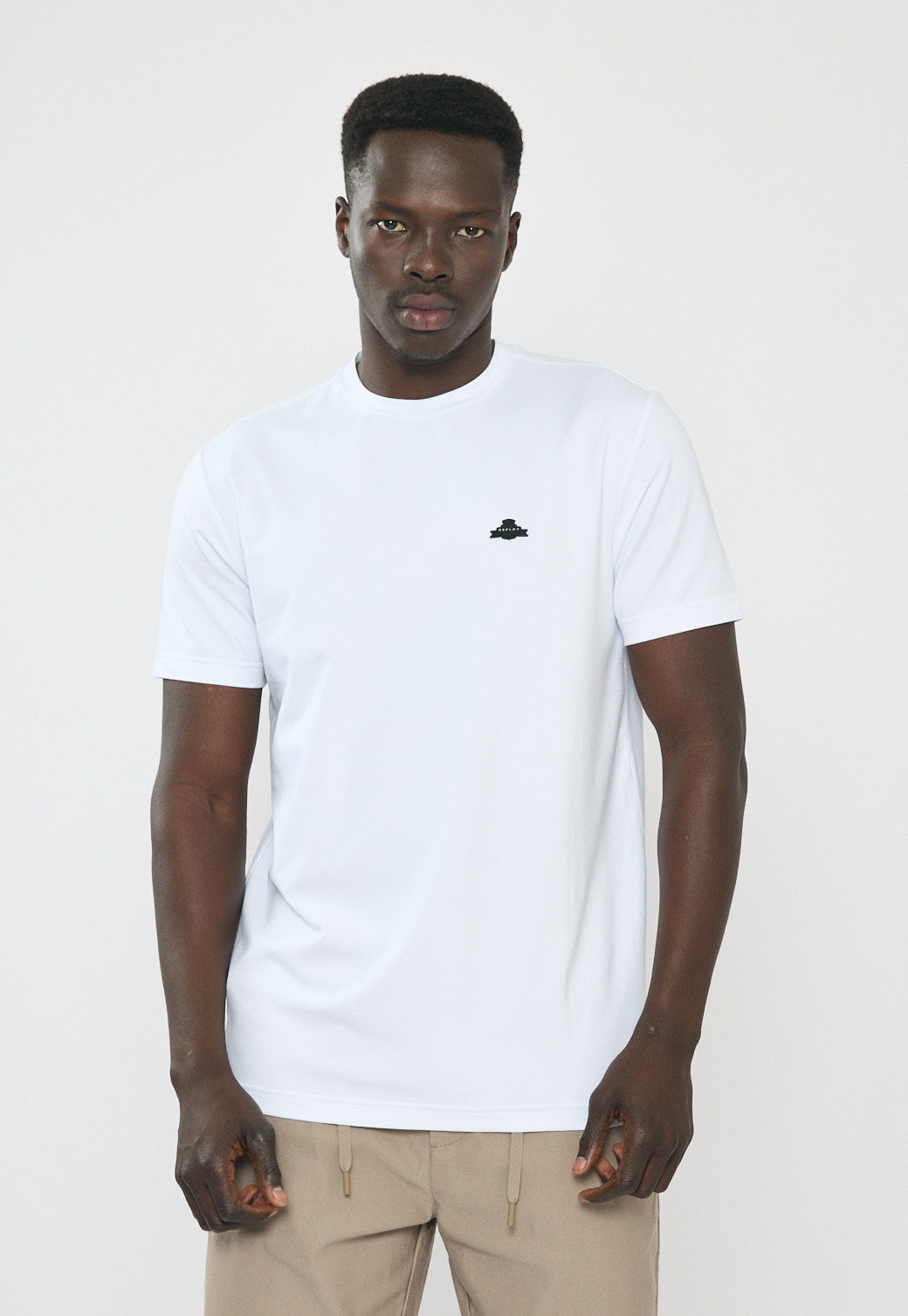 טי-שירט לגברים בצבע לבן עם לוגו