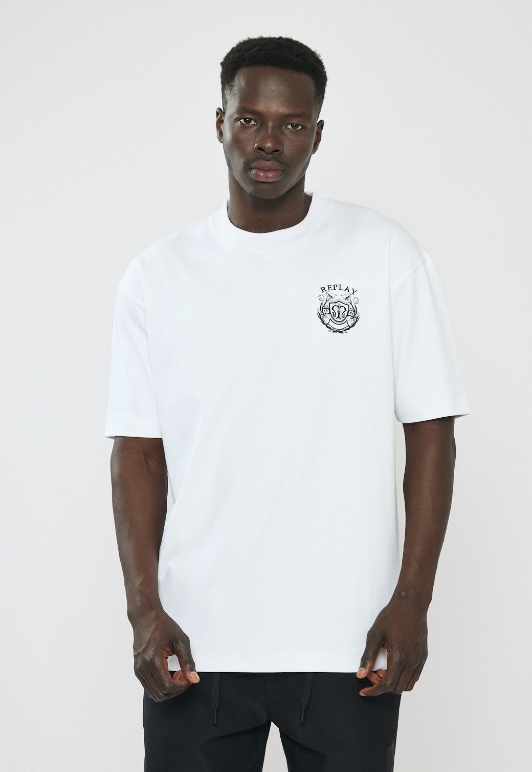 טי-שירט אוברסייז לגברים בצבע לבן עם לוגו