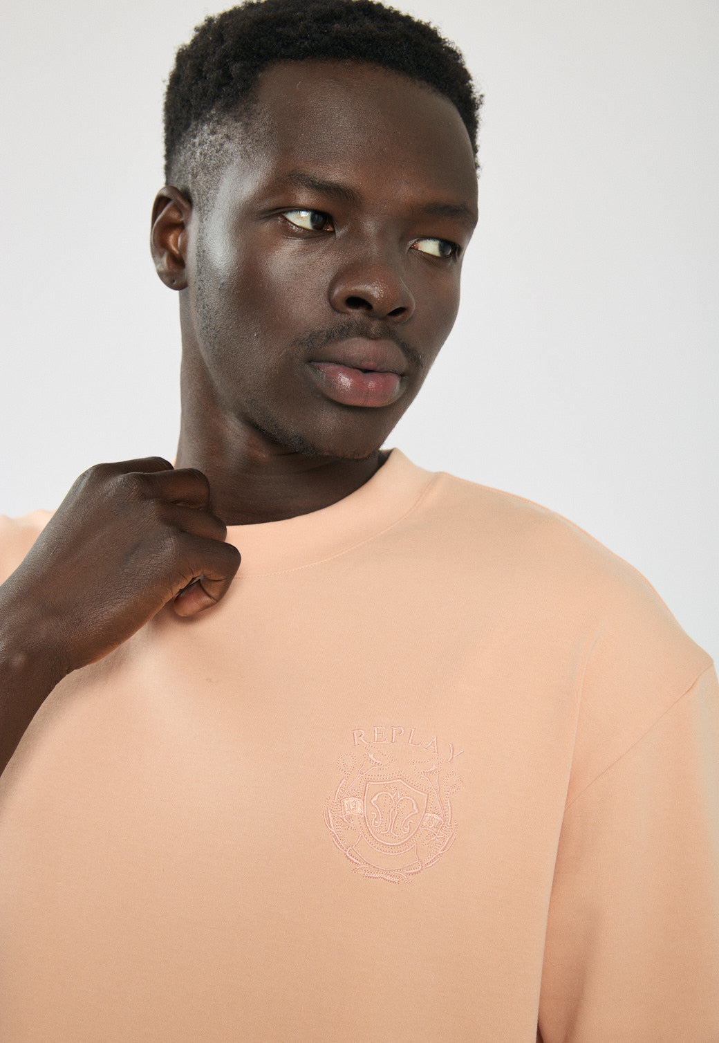 טי-שירט אוברסייז לגברים בצבע אפרסק עם לוגו