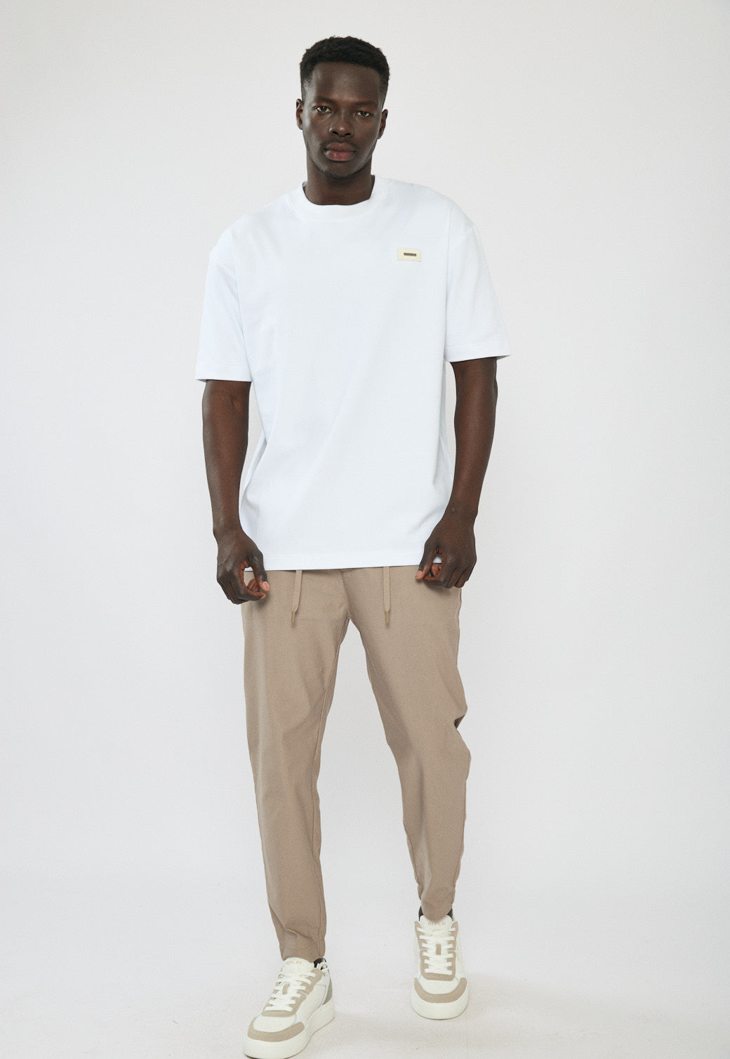 טי-שירט אוברסייז לגברים בצבע לבן עם לוגו