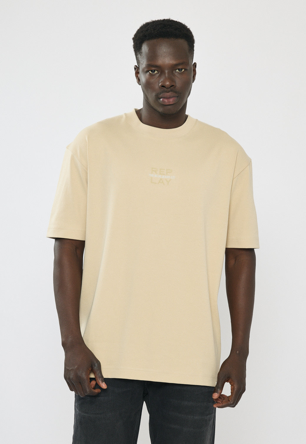 טי-שירט אוברסייז לגברים בצבע בז׳ עם לוגו