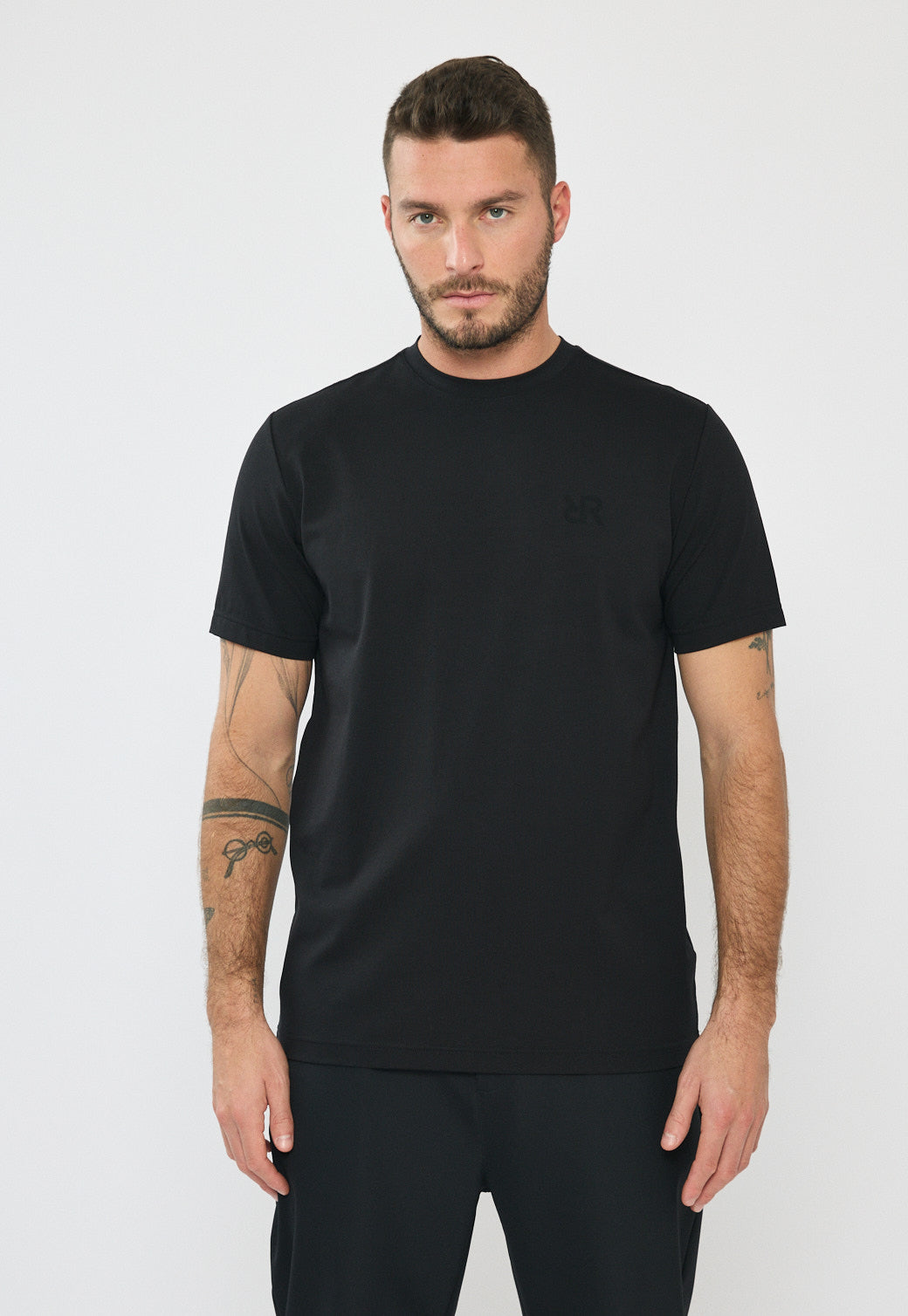 טי-שירט לגברים בצבע שחור עם לוגו