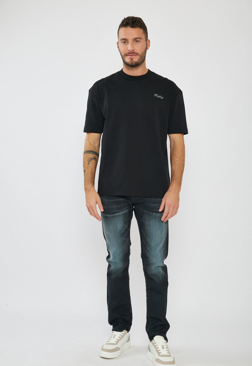 טי-שירט אוברסייז לגברים בצבע שחור עם לוגו