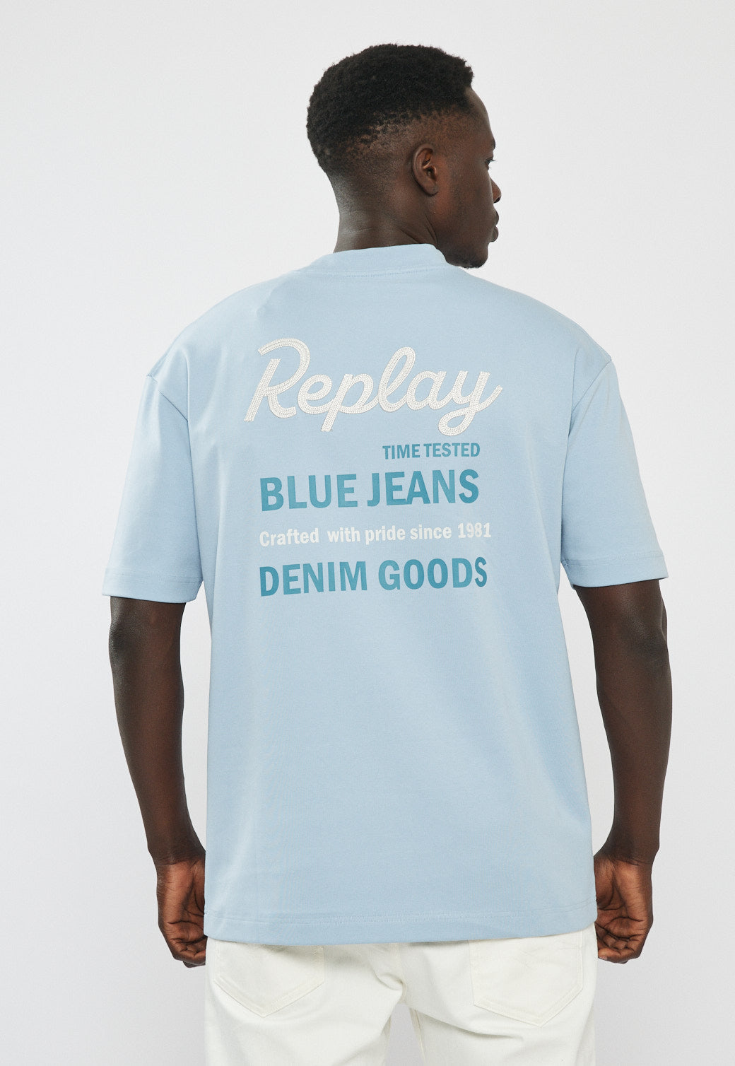 טי-שירט אוברסייז לגברים בצבע תכלת עם לוגו והדפס בגב