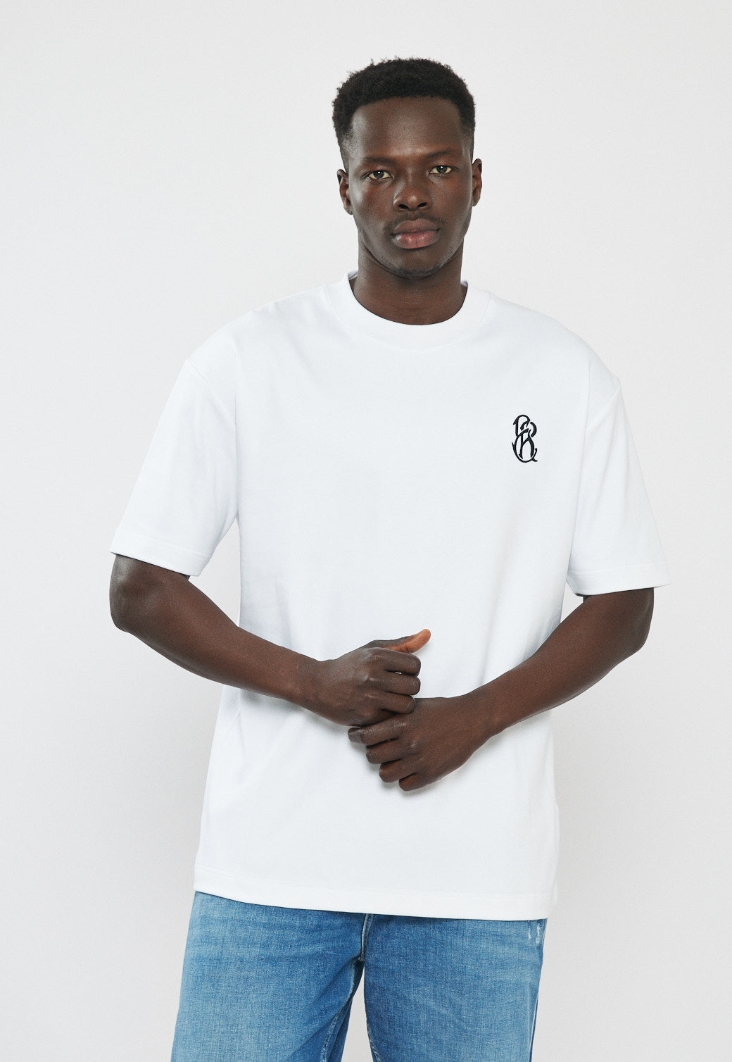 טי-שירט אוברסייז לגברים בצבע לבן עם לוגו והדפס בגב