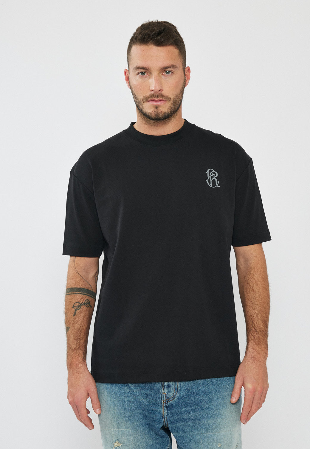 טי-שירט אוברסייז לגברים בצבע שחור עם לוגו