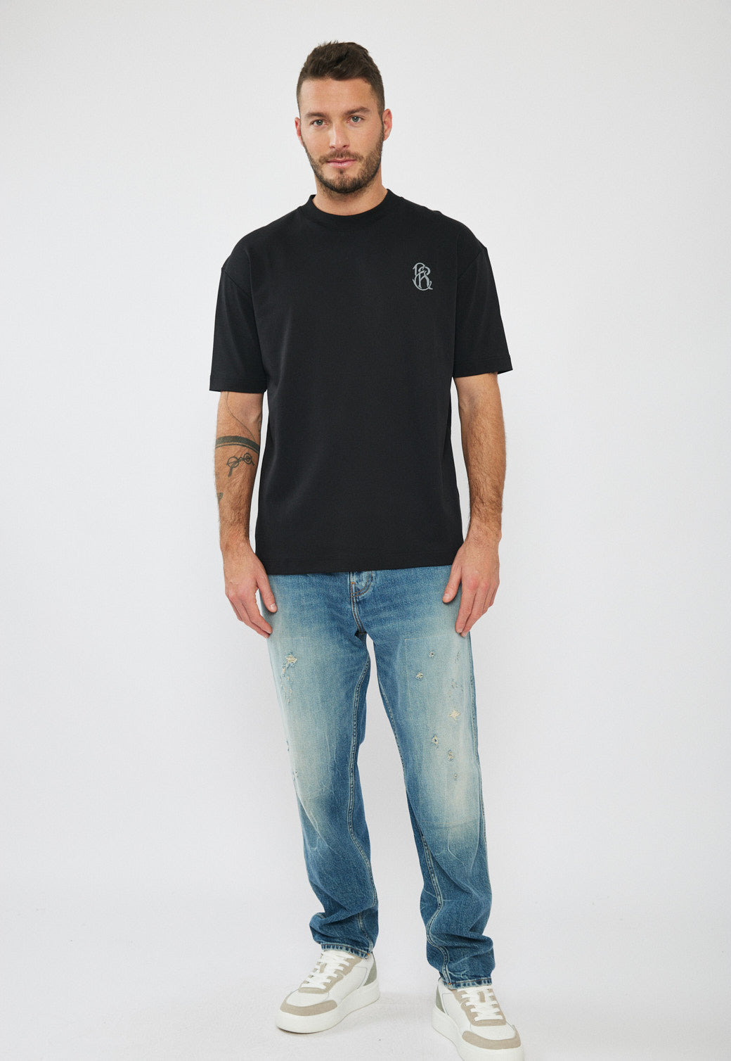 טי-שירט אוברסייז לגברים בצבע שחור עם לוגו