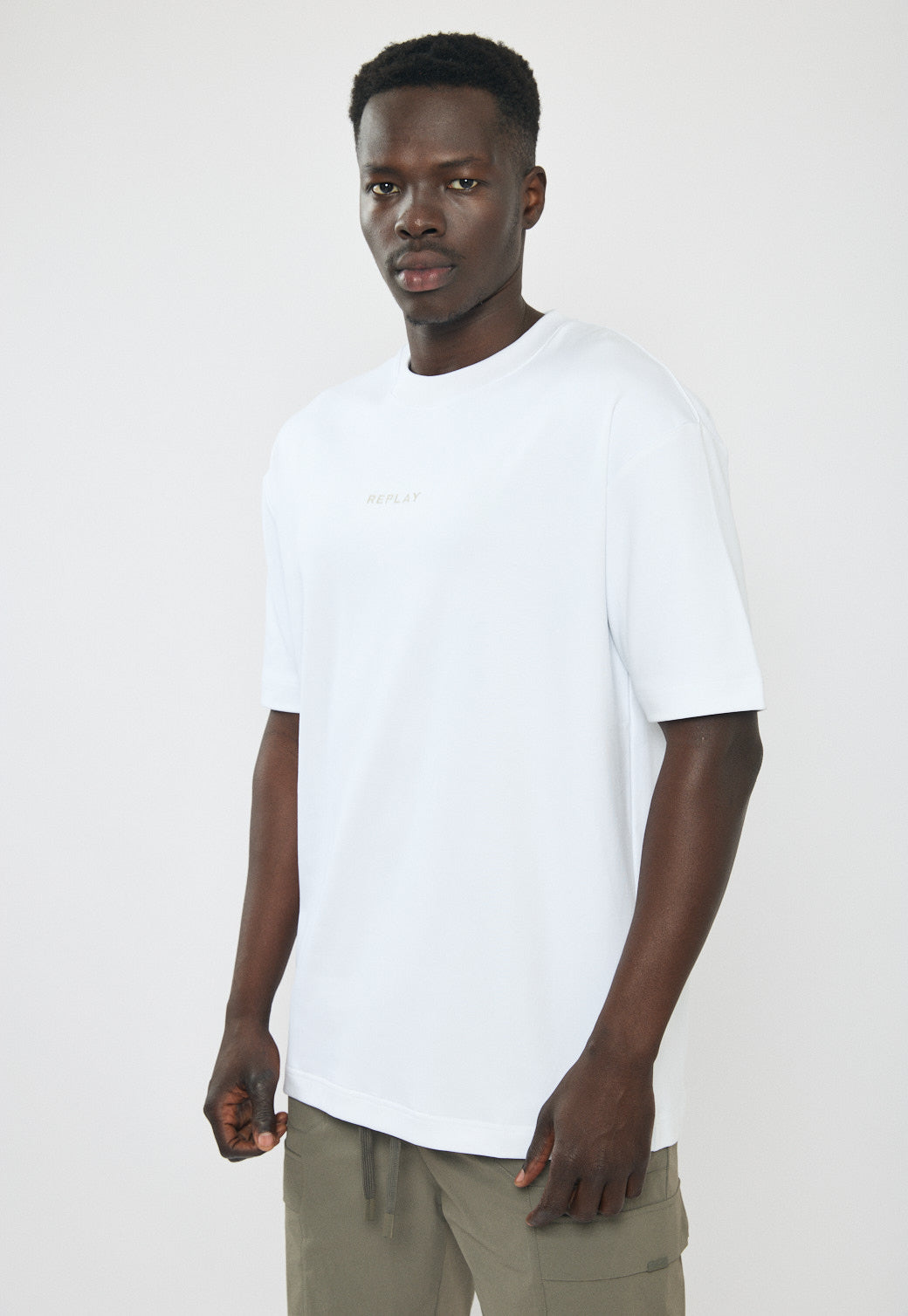 טי-שירט אוברסייז לגברים בצבע לבן עם לוגו והדפס בגב