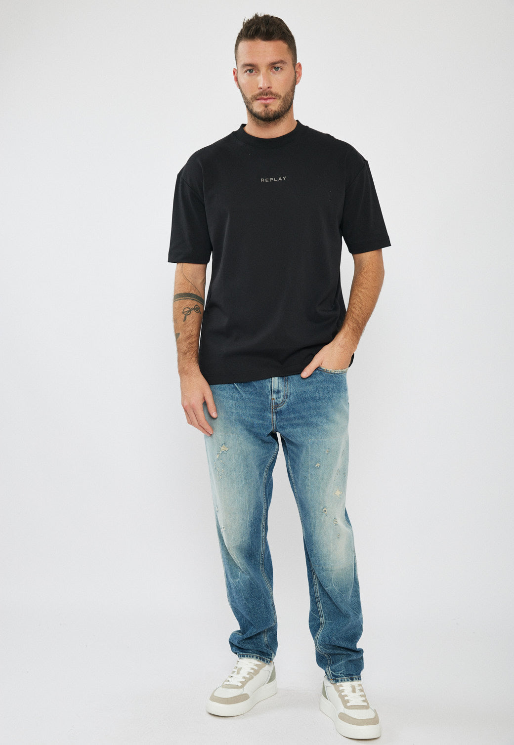 טי-שירט אוברסייז לגברים בצבע שחור עם לוגו והדפס בגב