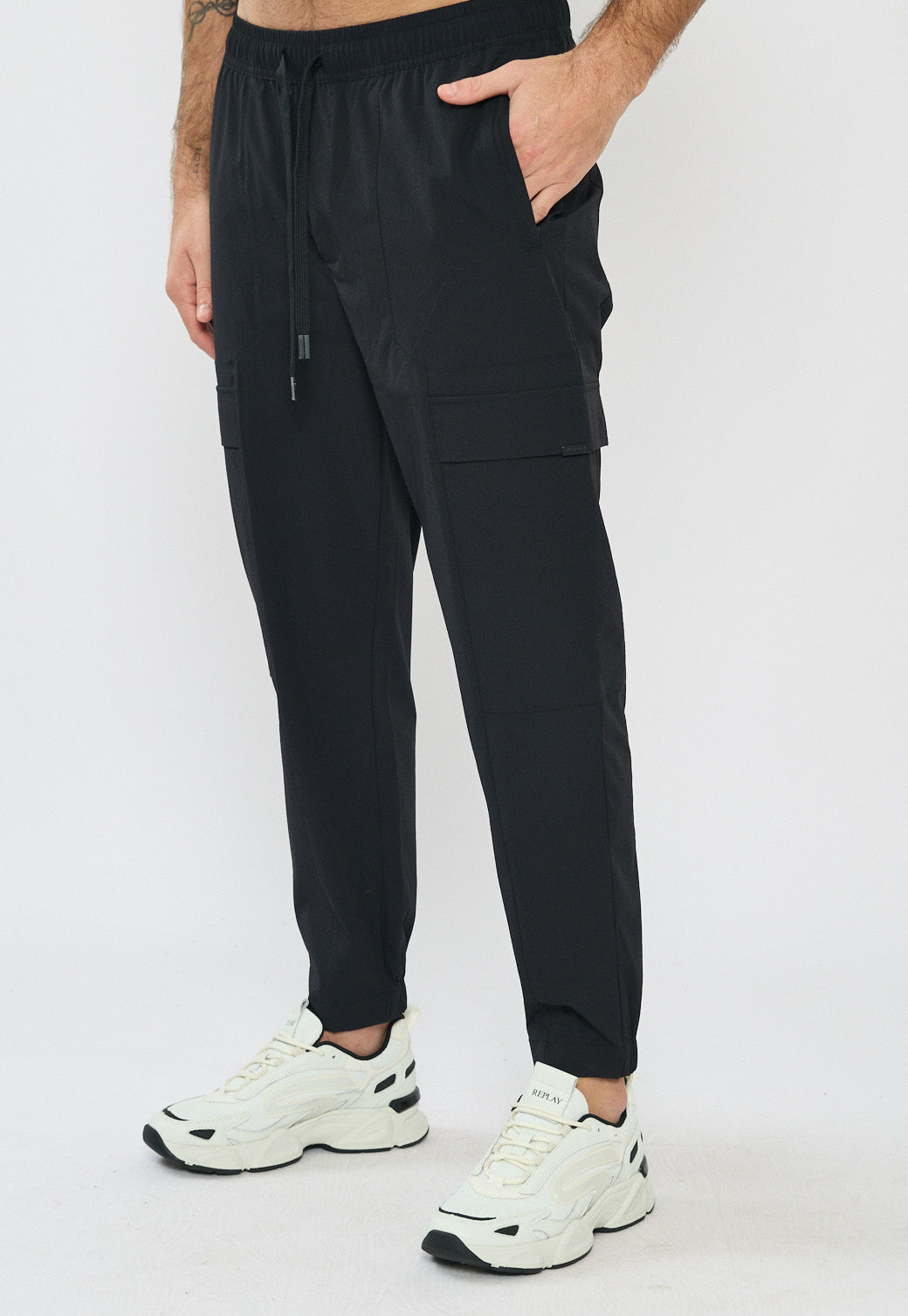 דוגמן לובש מכנסיים ארוכים לגברים בצבע שחור בסגנון קרגו עם כיסים צדדיים ושרוך קשירה