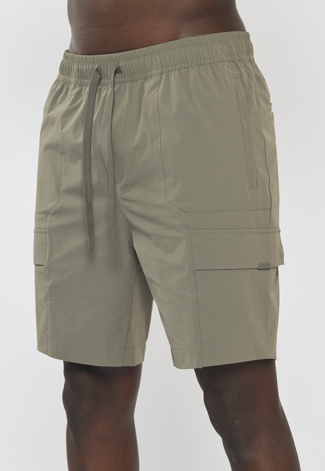 מכנסיים קצרים לגברים בצבע ירוק זית