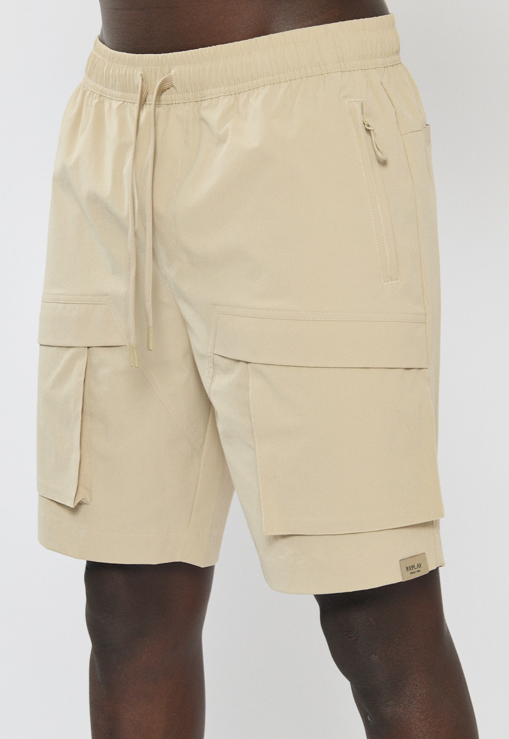 מכנסיים קצרים לגברים בצבע בז' עם כיסים