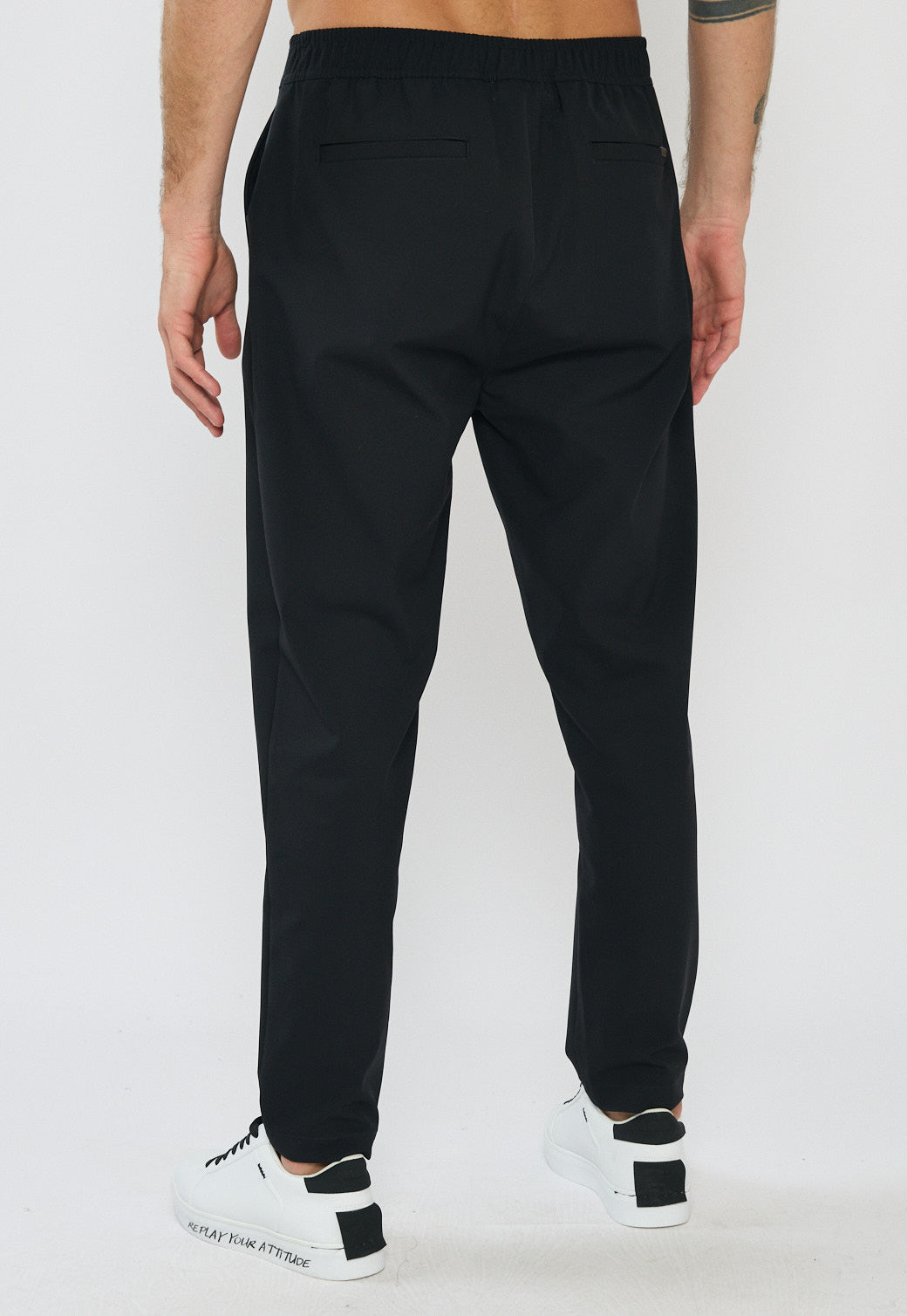 מכנסיים ארוכים לגברים בצבע שחור בגזרה צרה