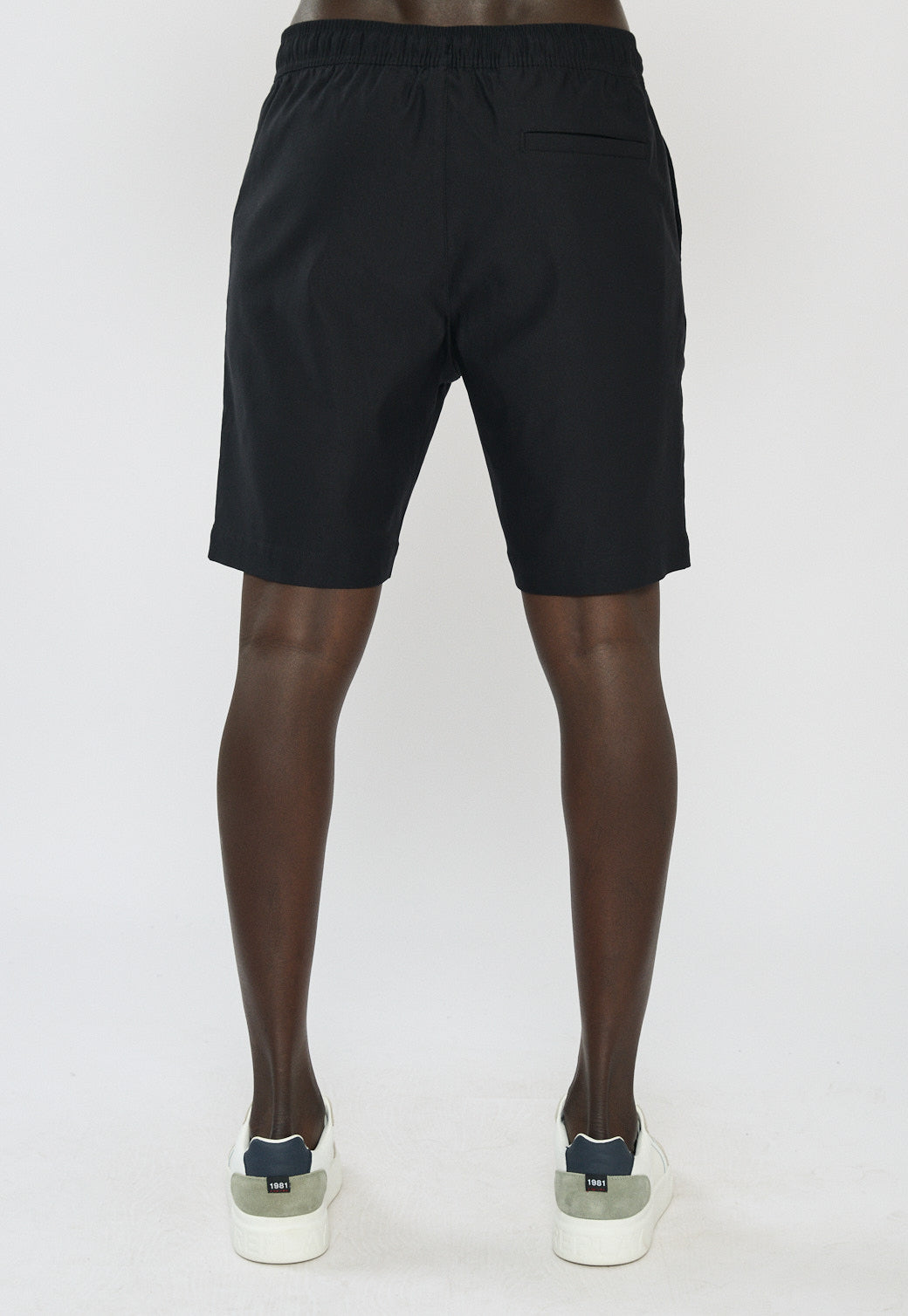 מכנסיים קצרים לגברים בצבע שחור