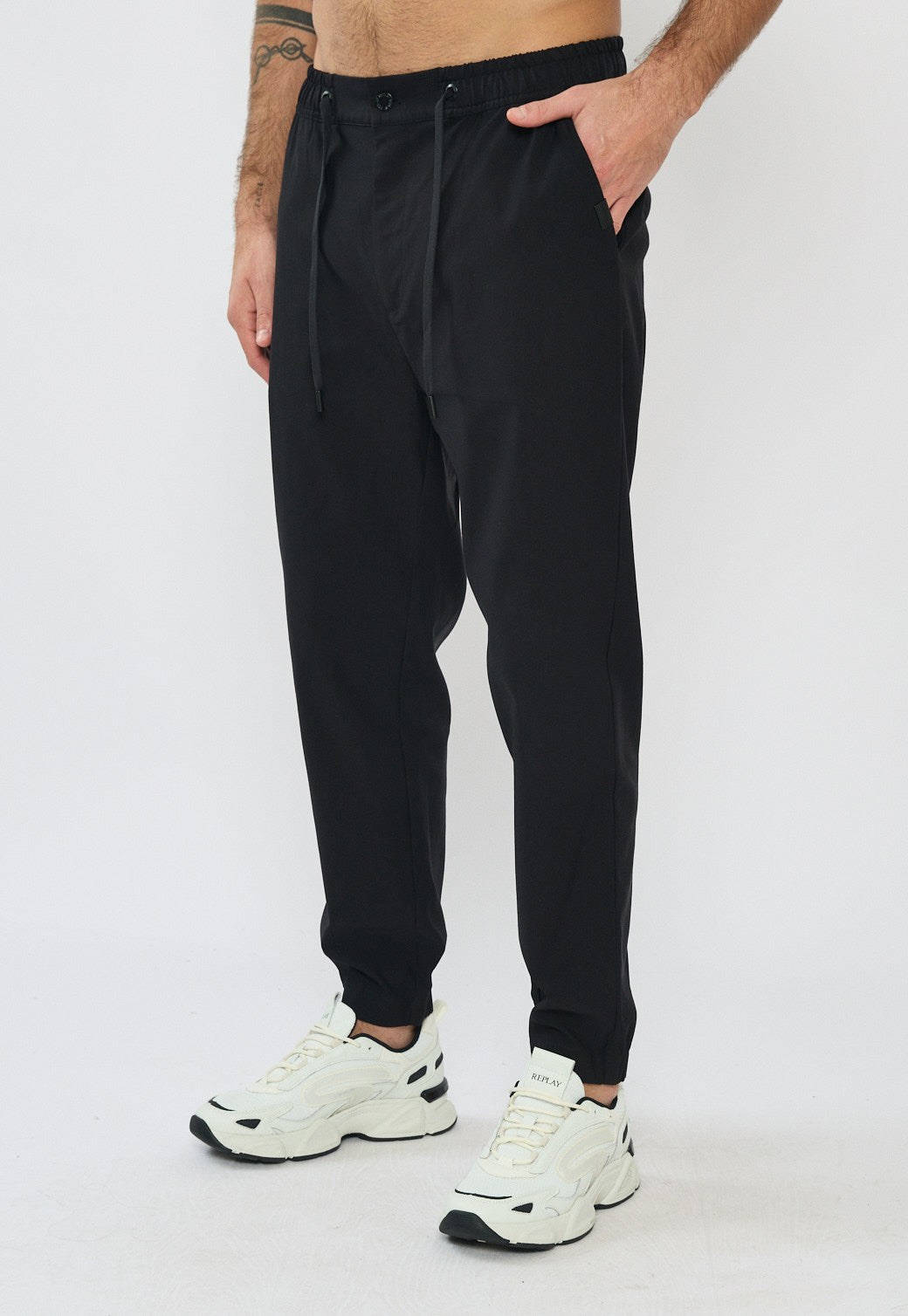 מכנסיים ארוכים לגברים בצבע שחור בגזרה ספורטיבית