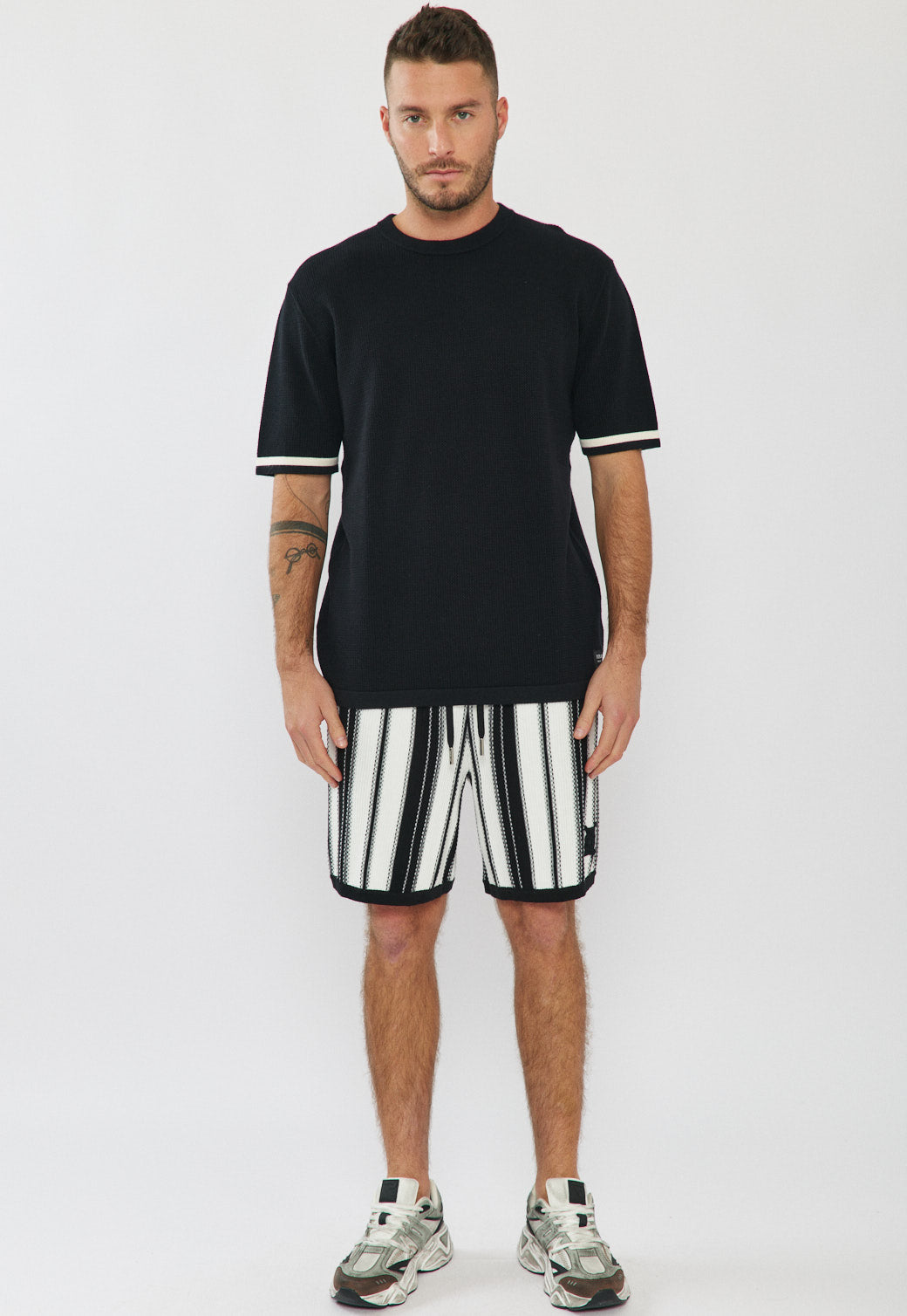 מכנסיים קצרים לגברים בצבע שחור לבן