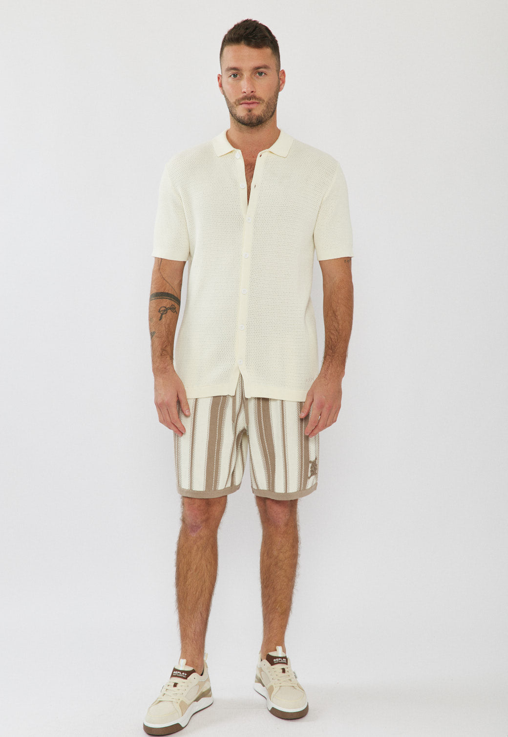 מכנסיים קצרים לגברים בצבע בז׳ לבן