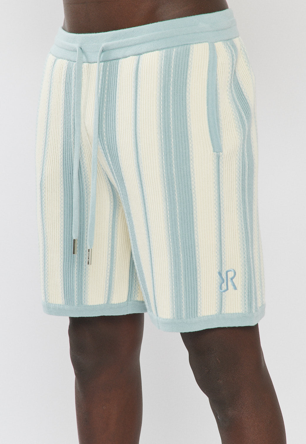 מכנסיים קצרים לגברים בצבע תכלת פסים